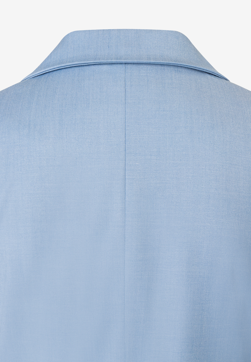 Nahaufnahme der Rückseite eines hellblauen MORE & MORE Blazers aus Stretch-Webware, Kragen und Rückenansicht. Nahaufnahme der Rückseite eines hellblauen MORE & MORE Blazers aus Stretch-Webware, Kragen und Rückenansicht.