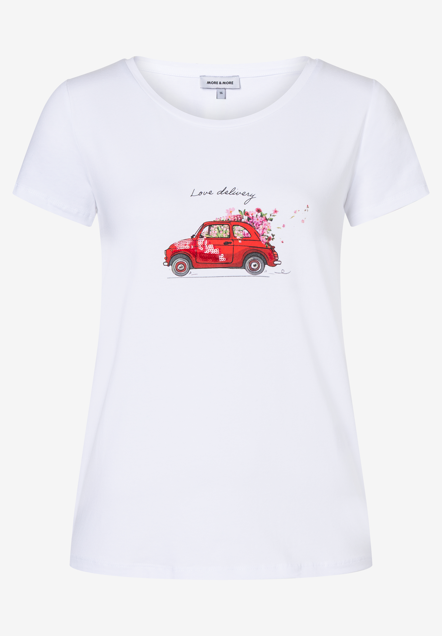 Ein weißes MORE & MORE T-Shirt mit einem roten Auto, beladen mit Blumen und dem Schriftzug "Love delivery". Ein weißes MORE & MORE T-Shirt mit einem roten Auto, beladen mit Blumen und dem Schriftzug "Love delivery".