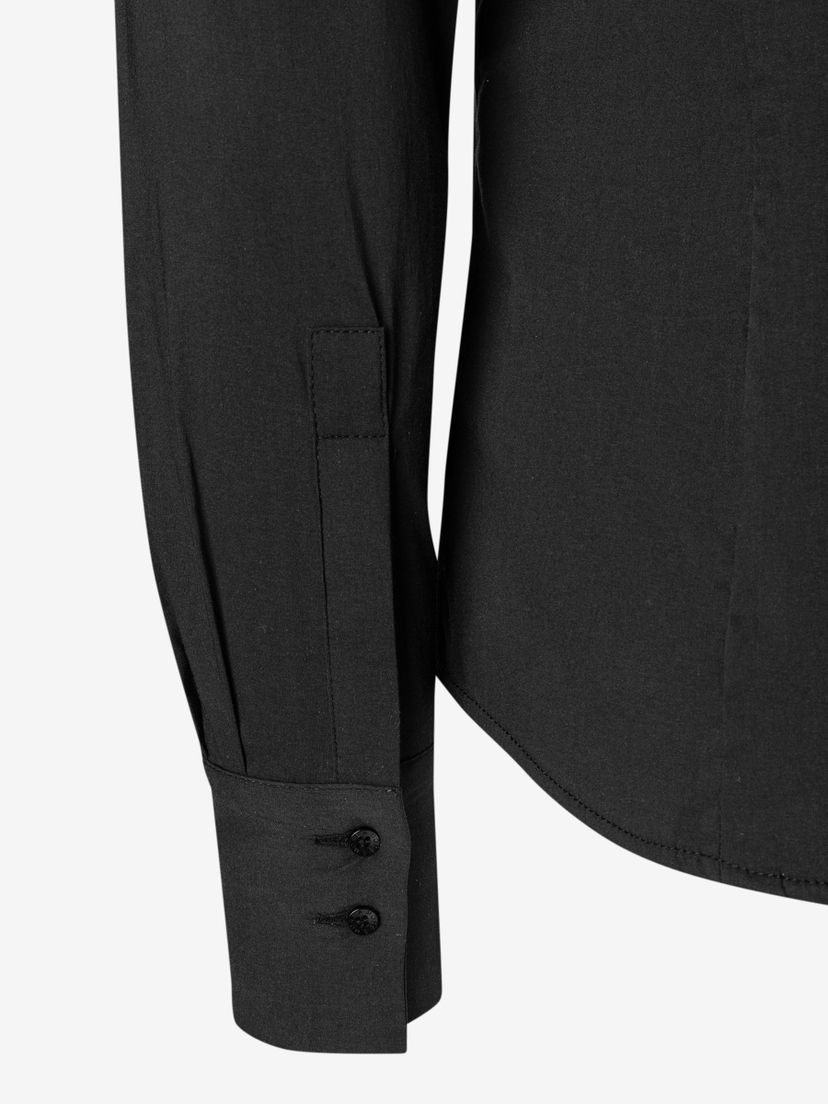 Detailaufnahme einer schwarzen MORE & MORE Bluse aus Baumwollmischung mit Stretch-Anteil, die angenehmen Tragekomfort bietet. Detailaufnahme einer schwarzen MORE & MORE Bluse aus Baumwollmischung mit Stretch-Anteil, die angenehmen Tragekomfort bietet.