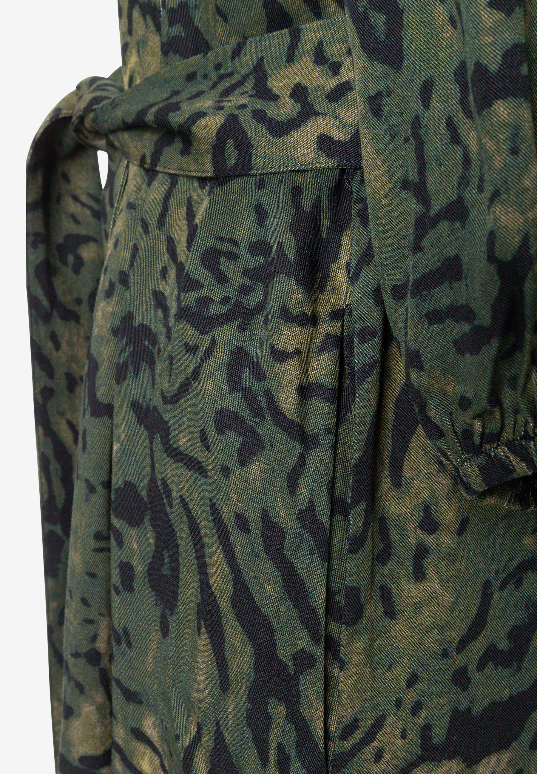 MORE & MORE Oberteil: Nahaufnahme eines grünen Kleides mit Animal-Print und gebundenem Gürtel