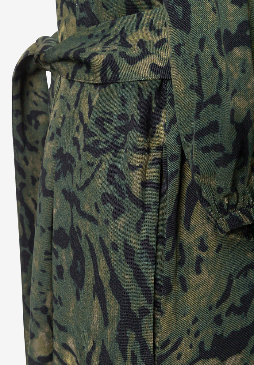 MORE & MORE Oberteil: Nahaufnahme eines grünen Kleides mit Animal-Print und gebundenem Gürtel