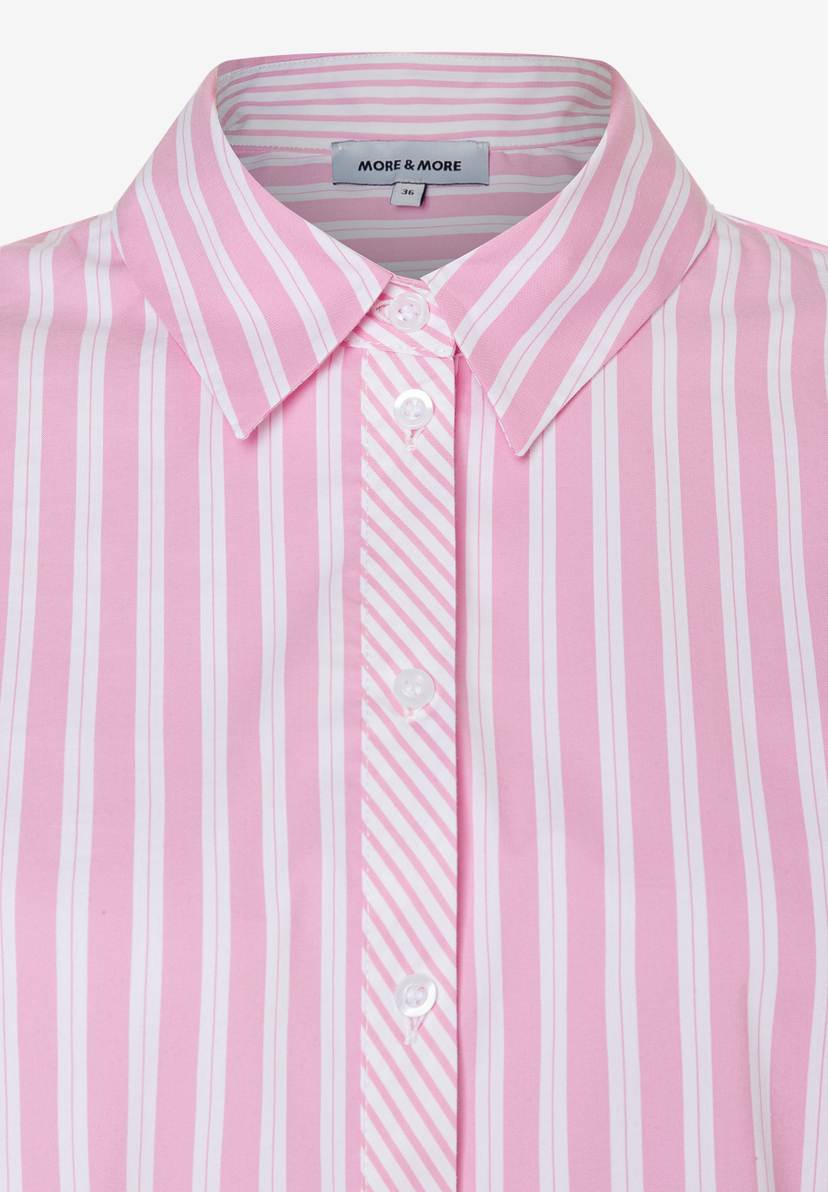 Nahaufnahme einer MORE & MORE Bluse mit rosa-weißen Streifen und Knopfleiste. Nahaufnahme einer MORE & MORE Bluse mit rosa-weißen Streifen und Knopfleiste.