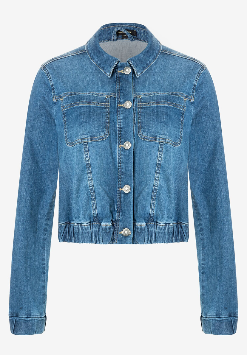Eine blaue MORE & MORE Jeansjacke mit Knopfleiste und zwei Brusttaschen. Eine blaue MORE & MORE Jeansjacke mit Knopfleiste und zwei Brusttaschen.