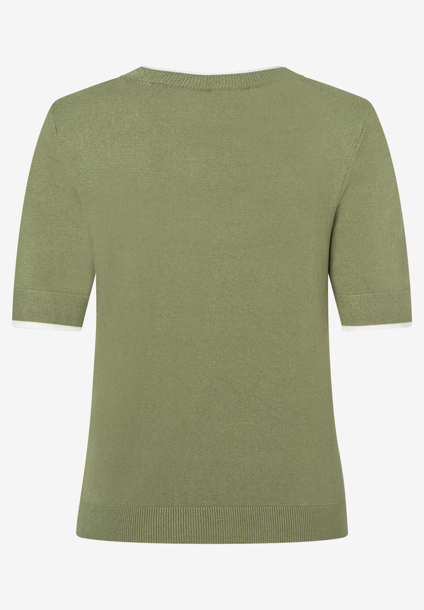 Ein olivgrüner MORE & MORE Feinstrick-Pullover mit kurzen Ärmeln und weiß abgesetzten Bündchen. Ein olivgrüner MORE & MORE Feinstrick-Pullover mit kurzen Ärmeln und weiß abgesetzten Bündchen.