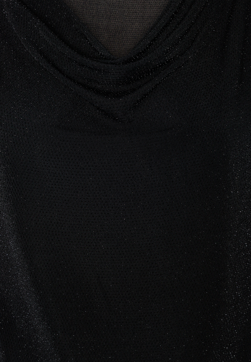 MORE & MORE schwarzes T-Shirt mit V-Ausschnitt, glitzerndem Stoff und geraffter Vorderseite, Nahaufnahme