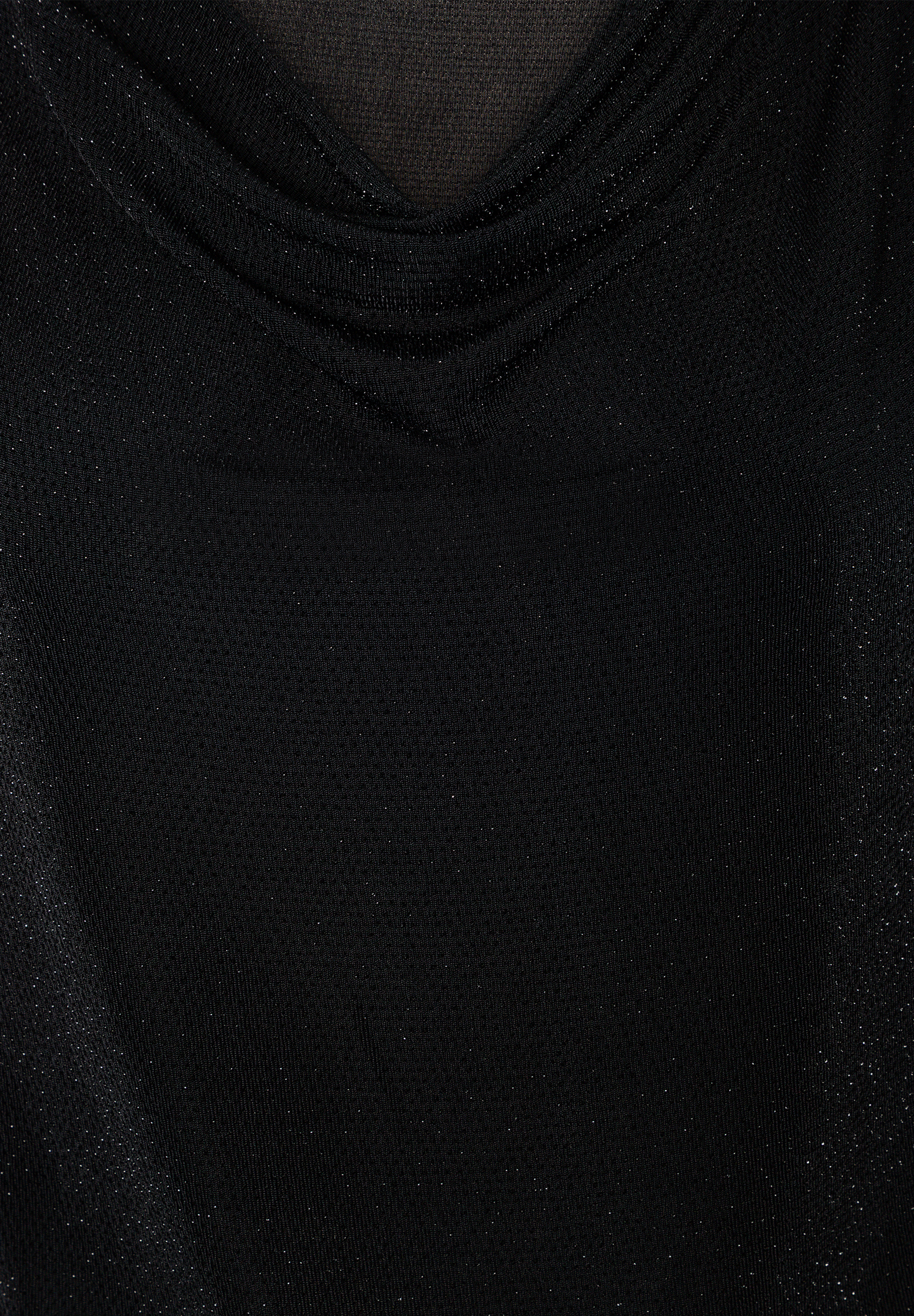 MORE & MORE schwarzes T-Shirt mit V-Ausschnitt, glitzerndem Stoff und geraffter Vorderseite, Nahaufnahme MORE & MORE schwarzes T-Shirt mit V-Ausschnitt, glitzerndem Stoff und geraffter Vorderseite, Nahaufnahme