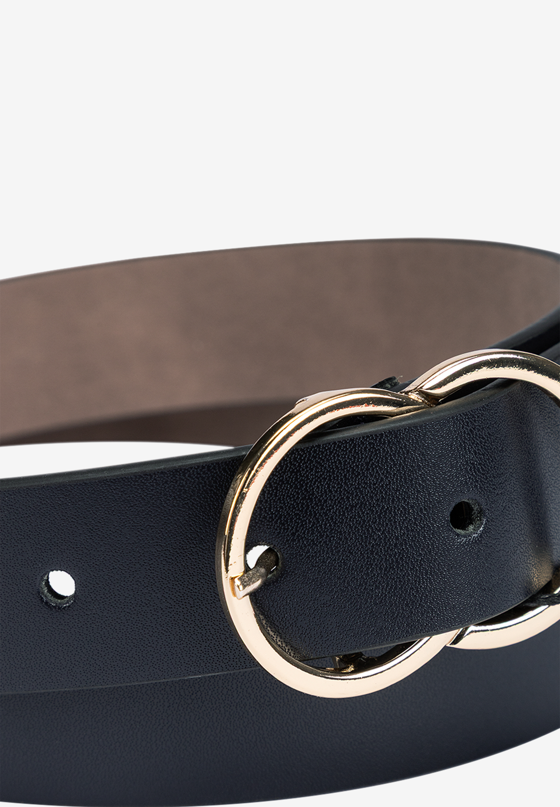 Nahaufnahme eines schwarzen MORE & MORE-Gürtels mit goldener Schnalle. Nahaufnahme eines schwarzen MORE & MORE-Gürtels mit goldener Schnalle.