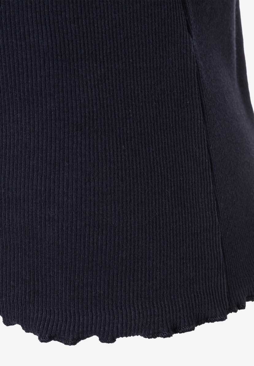 Nahaufnahme eines dunkelblauen Rippstrick-Tops von MORE & MORE. Nahaufnahme eines dunkelblauen Rippstrick-Tops von MORE & MORE.