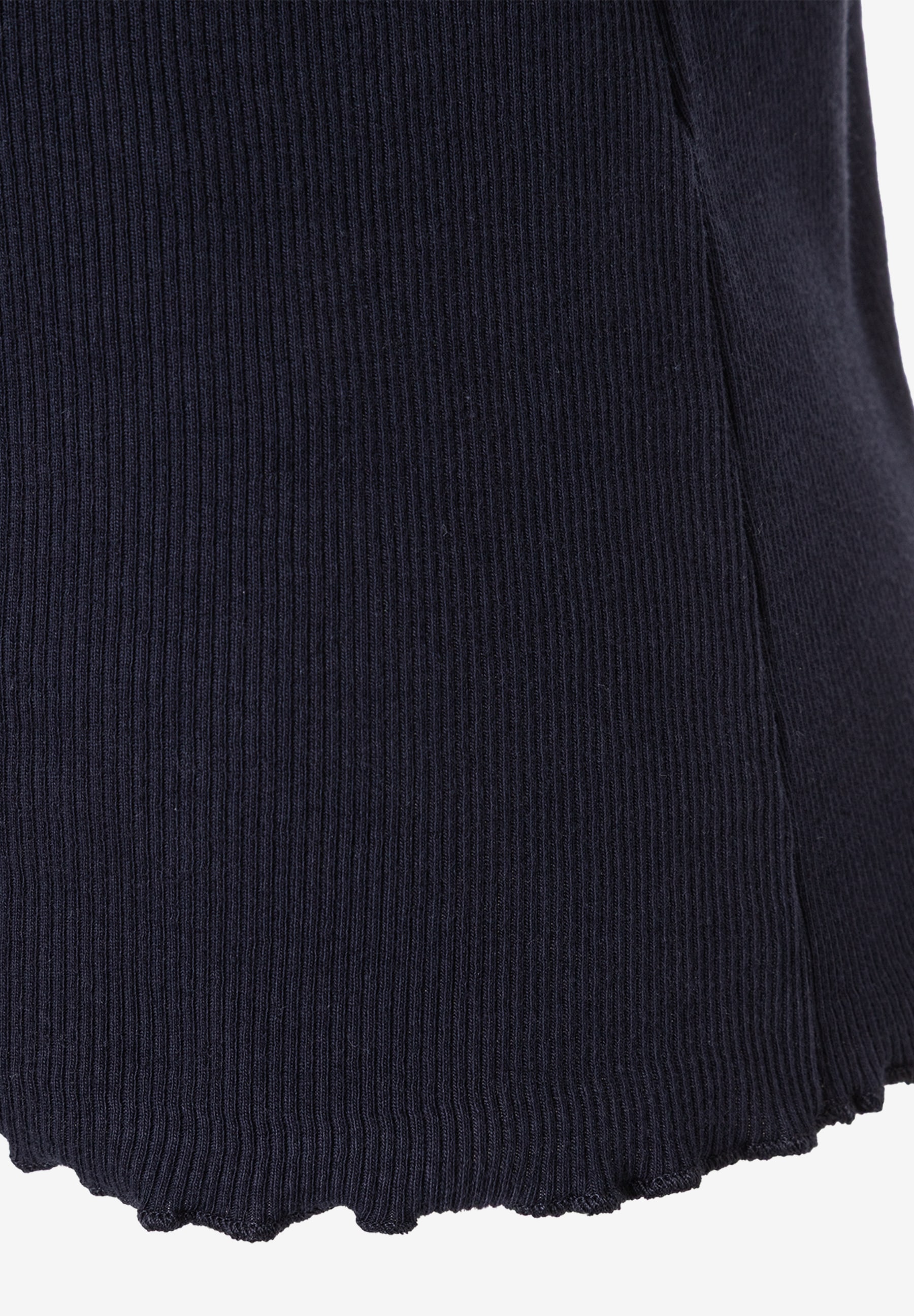 Nahaufnahme eines dunkelblauen Rippstrick-Tops von MORE & MORE. Nahaufnahme eines dunkelblauen Rippstrick-Tops von MORE & MORE.