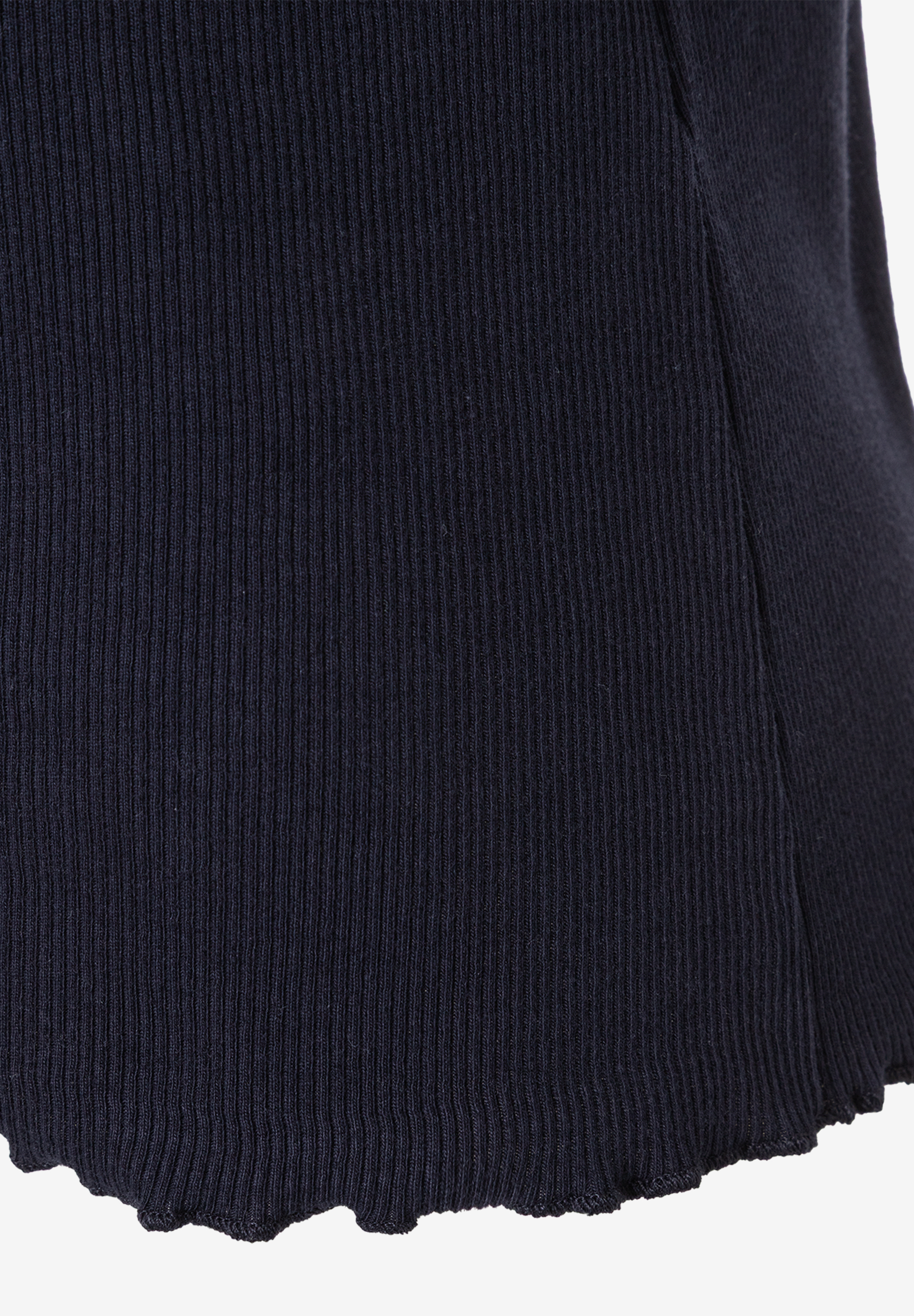 Nahaufnahme eines dunkelblauen Rippstrick-Tops von MORE & MORE. Nahaufnahme eines dunkelblauen Rippstrick-Tops von MORE & MORE.