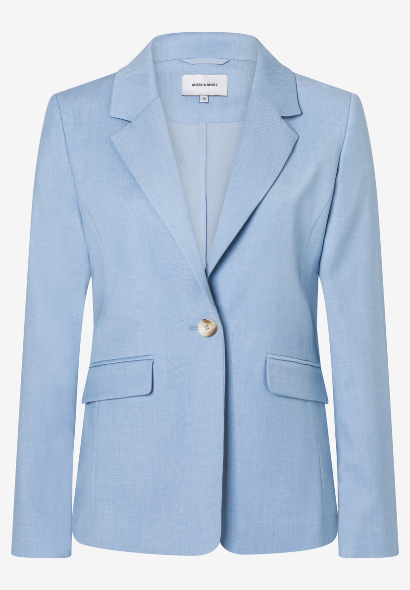 Ein hellblauer MORE & MORE Blazer mit Stretch-Anteil und Webware-Konstruktion, geschlossen mit einem beigefarbenen Knopf. Ein hellblauer MORE & MORE Blazer mit Stretch-Anteil und Webware-Konstruktion, geschlossen mit einem beigefarbenen Knopf.