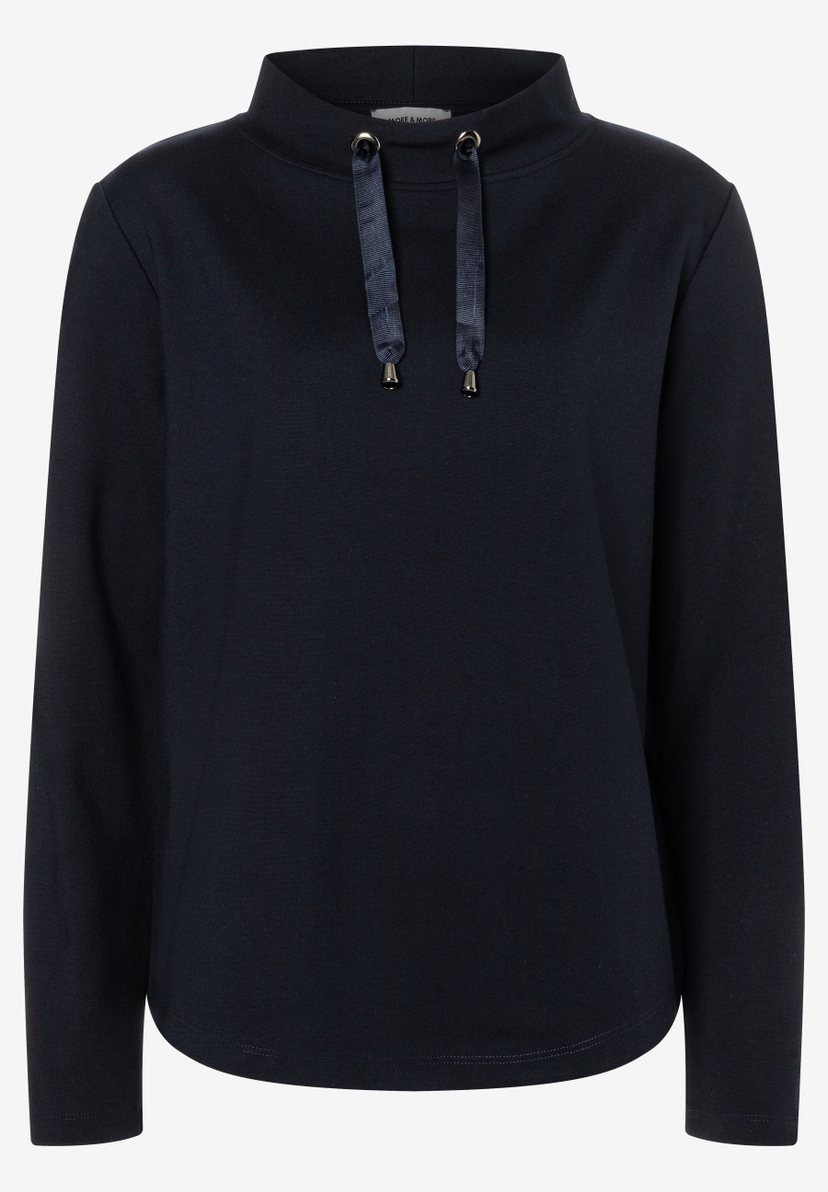 MORE & MORE Damen-Sweatshirt in Marineblau mit Stehkragen und Bändern, perfekt für lässige Eleganz. MORE & MORE Damen-Sweatshirt in Marineblau mit Stehkragen und Bändern, perfekt für lässige Eleganz.