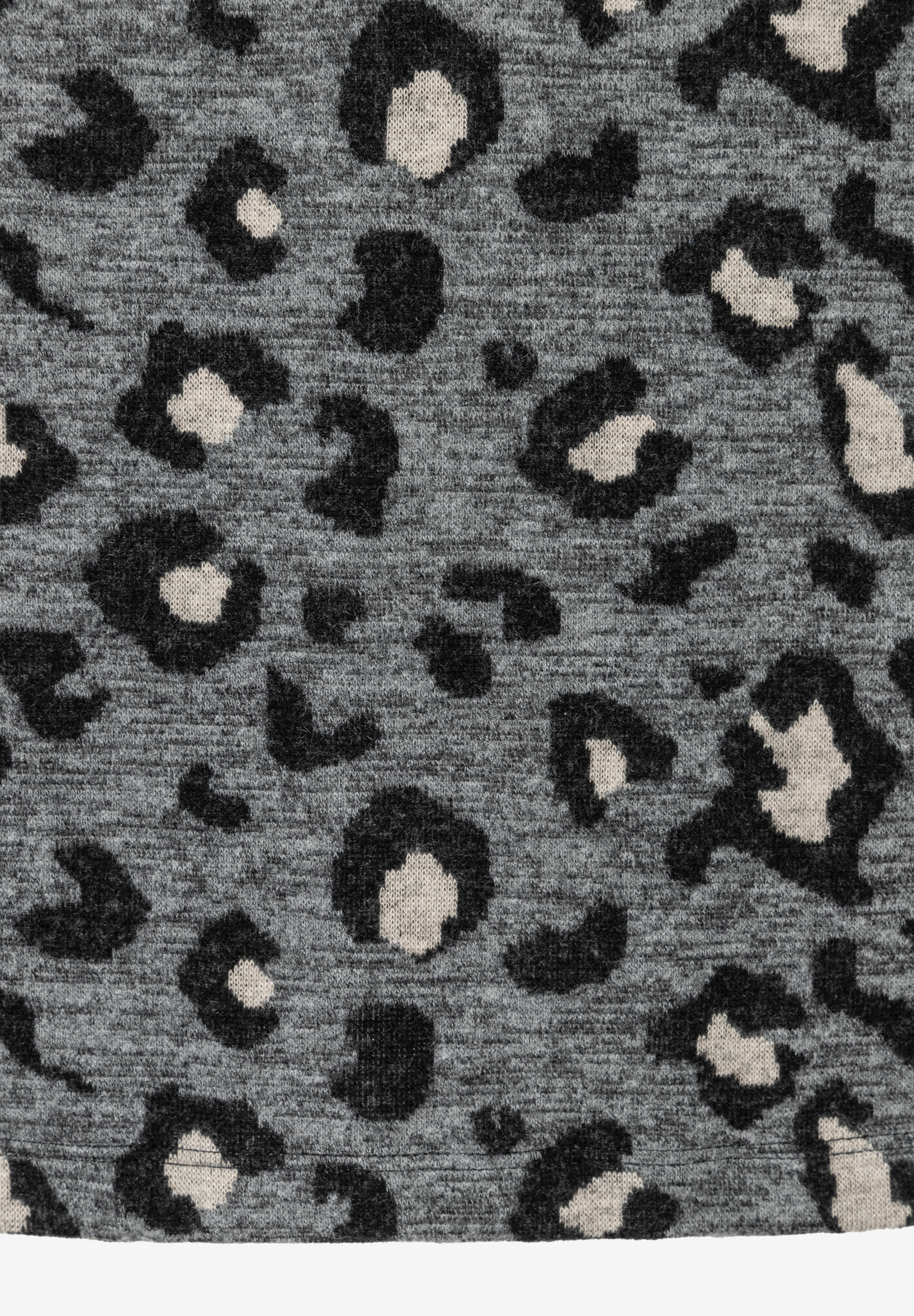 Nahaufnahme eines MORE & MORE Rocks mit grauem Jersey-Jacquard-Leopardenmuster. Nahaufnahme eines MORE & MORE Rocks mit grauem Jersey-Jacquard-Leopardenmuster.