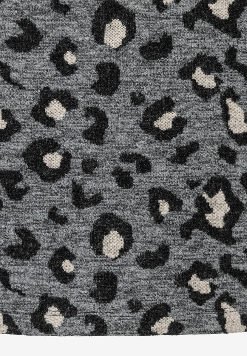 Nahaufnahme eines MORE & MORE Rocks mit grauem Jersey-Jacquard-Leopardenmuster. Nahaufnahme eines MORE & MORE Rocks mit grauem Jersey-Jacquard-Leopardenmuster.