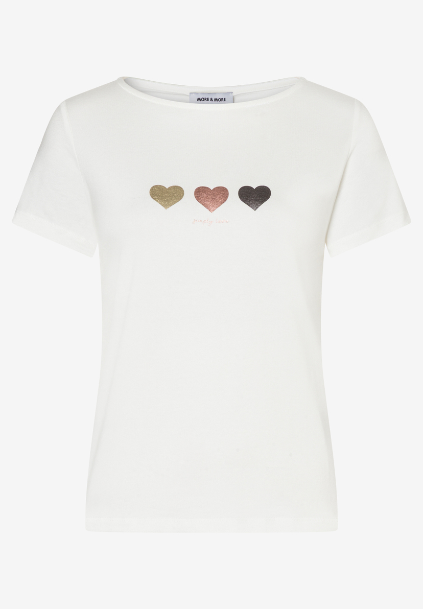 Ein weißes MORE & MORE T-Shirt mit drei Herzen in Gold, Roségold und Schwarz auf der Brust. Ein weißes MORE & MORE T-Shirt mit drei Herzen in Gold, Roségold und Schwarz auf der Brust.