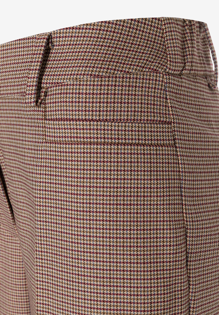 MORE & MORE Hose im Hahnentrittmuster in Beige, Rot und Blau. Nahaufnahme der Taillenpartie und des Materials.
