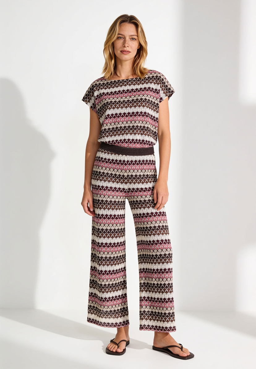 AI generated - MORE & MORE gemusterter Strick-Jumpsuit in Dunkelbraun, Rosa und Beige. Das Oberteil hat kurze Ärmel, weite Beine. AI generated - MORE & MORE gemusterter Strick-Jumpsuit in Dunkelbraun, Rosa und Beige. Das Oberteil hat kurze Ärmel, weite Beine.