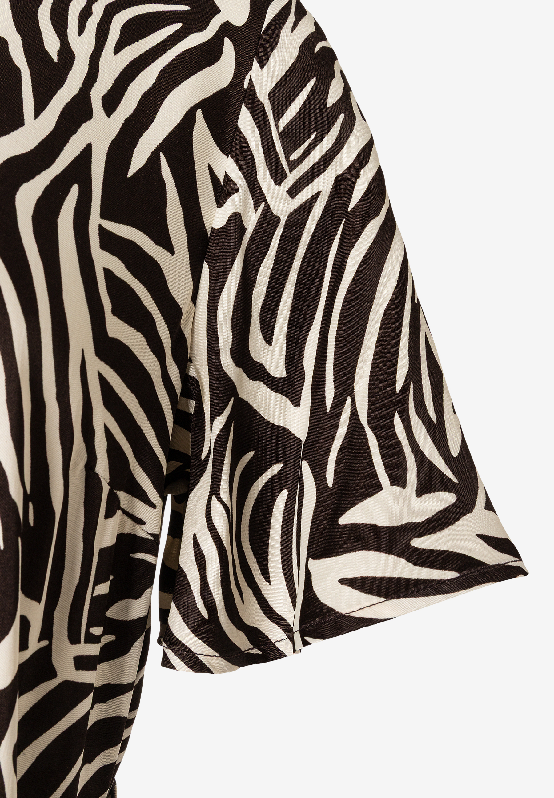 Detailaufnahme eines MORE & MORE Oberteils mit Zebra-Muster. Angenehm kühlend und formstabil. Detailaufnahme eines MORE & MORE Oberteils mit Zebra-Muster. Angenehm kühlend und formstabil.