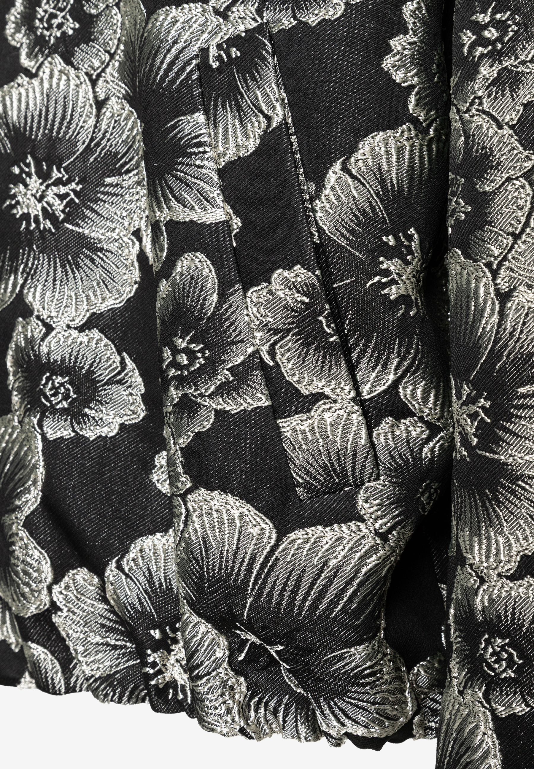 MORE & MORE Blazer mit glänzenden silbernen Blumenmustern auf schwarzem Stoff, detailliert gefaltet