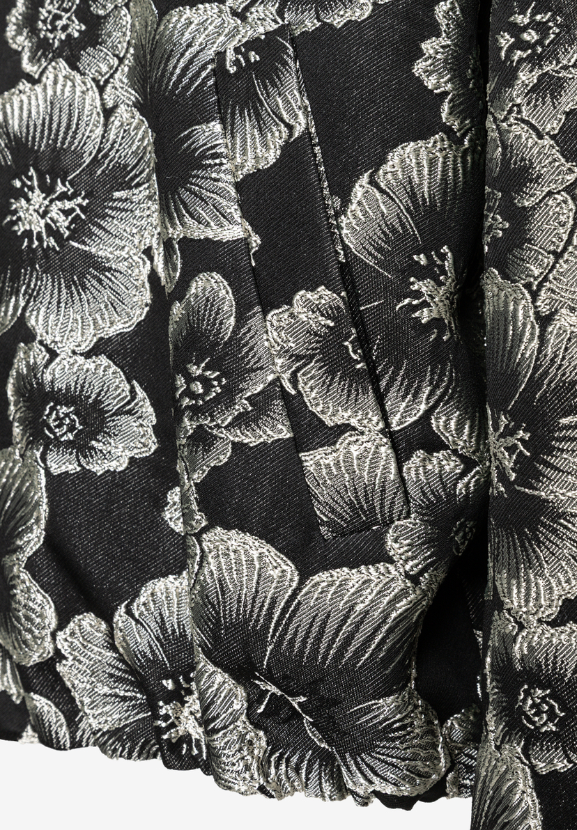 MORE & MORE Blazer mit glänzenden silbernen Blumenmustern auf schwarzem Stoff, detailliert gefaltet