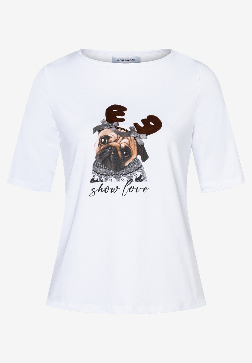Ein weißes MORE & MORE T-Shirt mit einem Mops im Weihnachtspullover und Rentiergeweih. Ein weißes MORE & MORE T-Shirt mit einem Mops im Weihnachtspullover und Rentiergeweih.