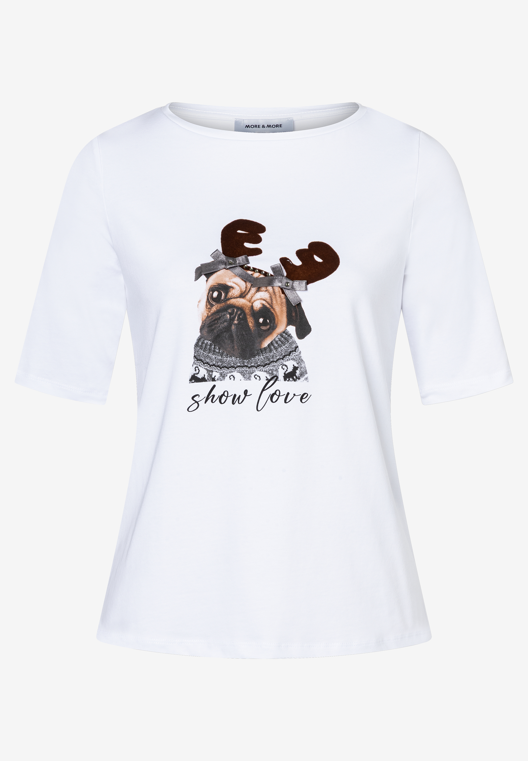 Ein weißes MORE & MORE T-Shirt mit einem Mops im Weihnachtspullover und Rentiergeweih. Ein weißes MORE & MORE T-Shirt mit einem Mops im Weihnachtspullover und Rentiergeweih.
