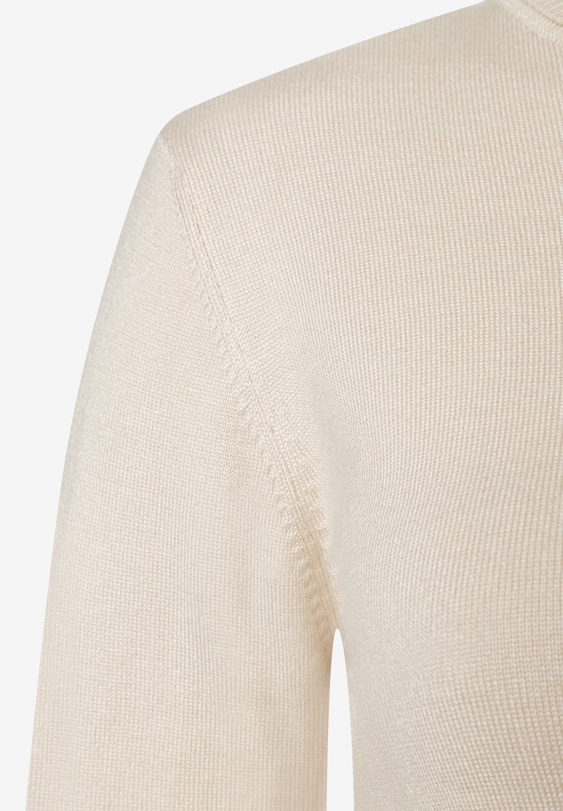MORE & MORE Pullover aus hellbeigem Feinstrick. Detailaufnahme einer Schulter- und Armpartie mit zarter Rippenstruktur.