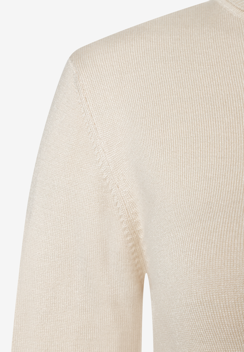 MORE & MORE Pullover aus hellbeigem Feinstrick. Detailaufnahme einer Schulter- und Armpartie mit zarter Rippenstruktur. MORE & MORE Pullover aus hellbeigem Feinstrick. Detailaufnahme einer Schulter- und Armpartie mit zarter Rippenstruktur.