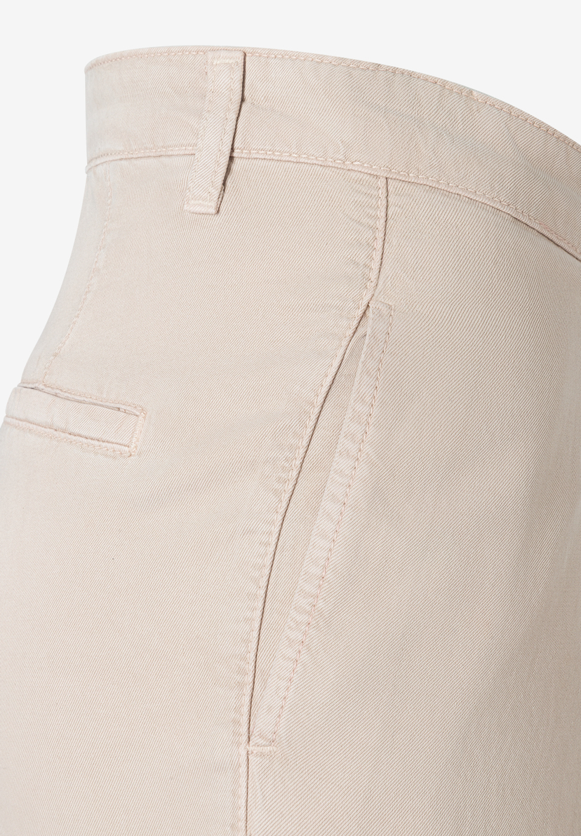 MORE & MORE Jeans: Beigefarbene Webware-Hose aus Baumwolle, angenehmer Tragekomfort, mit diagonal verlaufender Naht an der Seite. MORE & MORE Jeans: Beigefarbene Webware-Hose aus Baumwolle, angenehmer Tragekomfort, mit diagonal verlaufender Naht an der Seite.