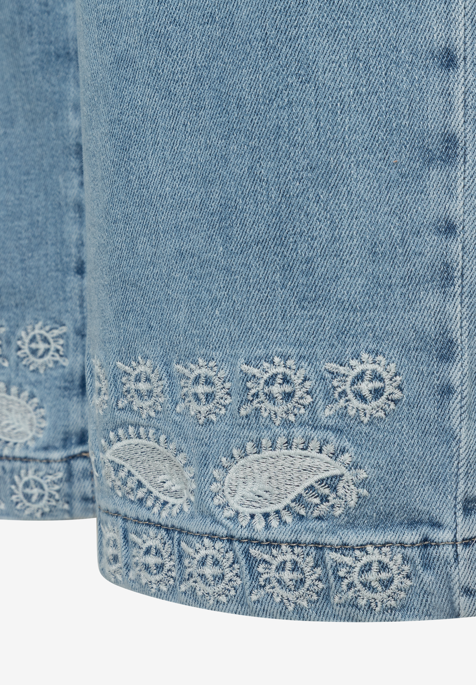 Detailansicht einer MORE & MORE Jeans mit dekorativer, weißer Saumbordüre. Detailansicht einer MORE & MORE Jeans mit dekorativer, weißer Saumbordüre.