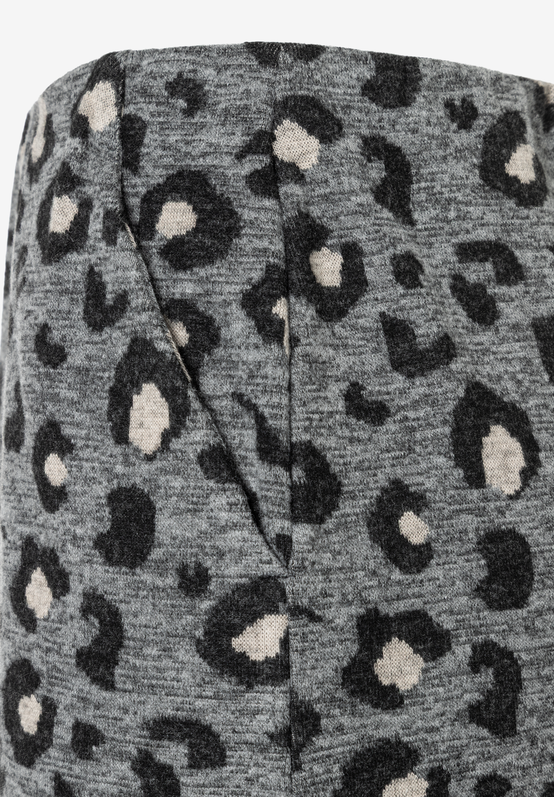 Nahaufnahme eines MORE & MORE Rocks mit grauem Jersey-Jacquard-Leopardenmuster, das weich, bequem und elastisch ist. Nahaufnahme eines MORE & MORE Rocks mit grauem Jersey-Jacquard-Leopardenmuster, das weich, bequem und elastisch ist.