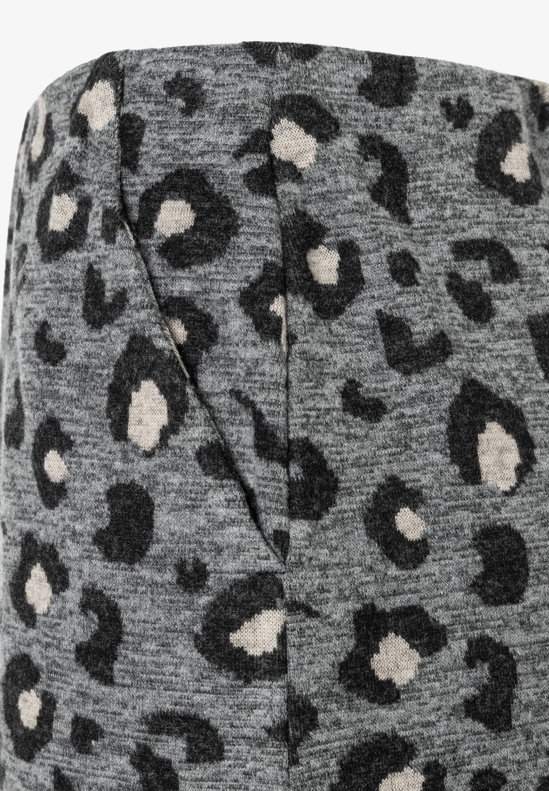 Nahaufnahme eines MORE & MORE Rocks mit grauem Jersey-Jacquard-Leopardenmuster, das weich, bequem und elastisch ist. Nahaufnahme eines MORE & MORE Rocks mit grauem Jersey-Jacquard-Leopardenmuster, das weich, bequem und elastisch ist.