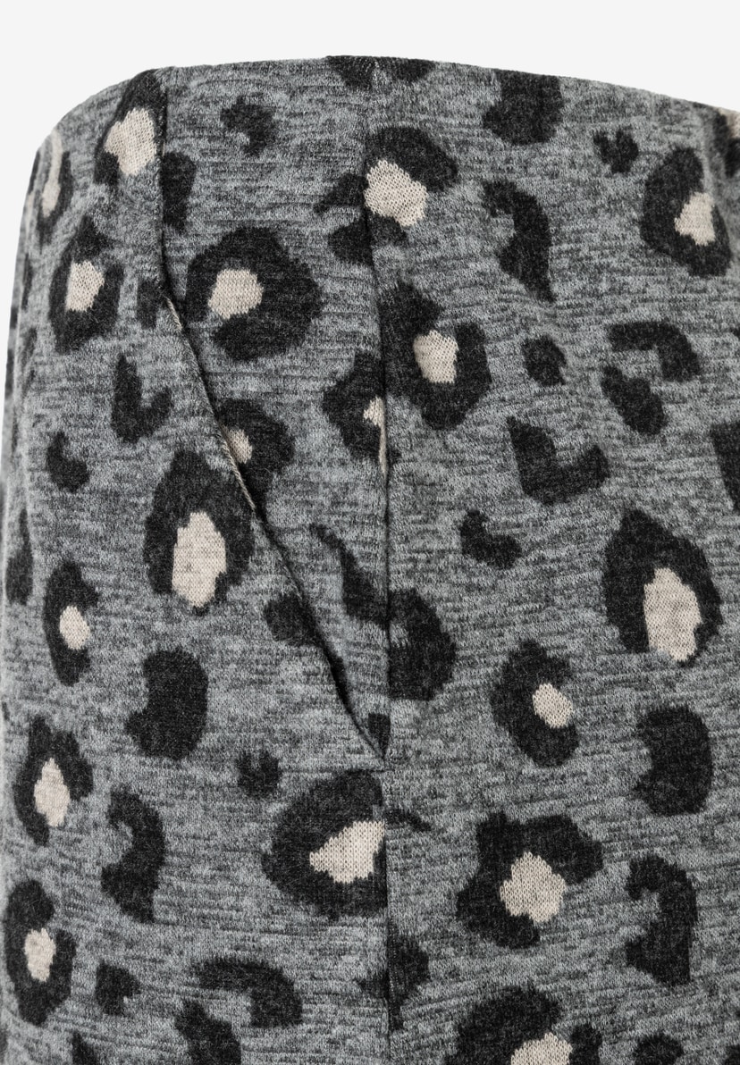 Nahaufnahme eines MORE & MORE Rocks mit grauem Jersey-Jacquard-Leopardenmuster, das weich, bequem und elastisch ist. Nahaufnahme eines MORE & MORE Rocks mit grauem Jersey-Jacquard-Leopardenmuster, das weich, bequem und elastisch ist.