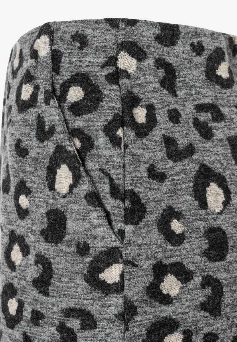 Nahaufnahme eines MORE & MORE Rocks mit grauem Jersey-Jacquard-Leopardenmuster, das weich, bequem und elastisch ist. Nahaufnahme eines MORE & MORE Rocks mit grauem Jersey-Jacquard-Leopardenmuster, das weich, bequem und elastisch ist.