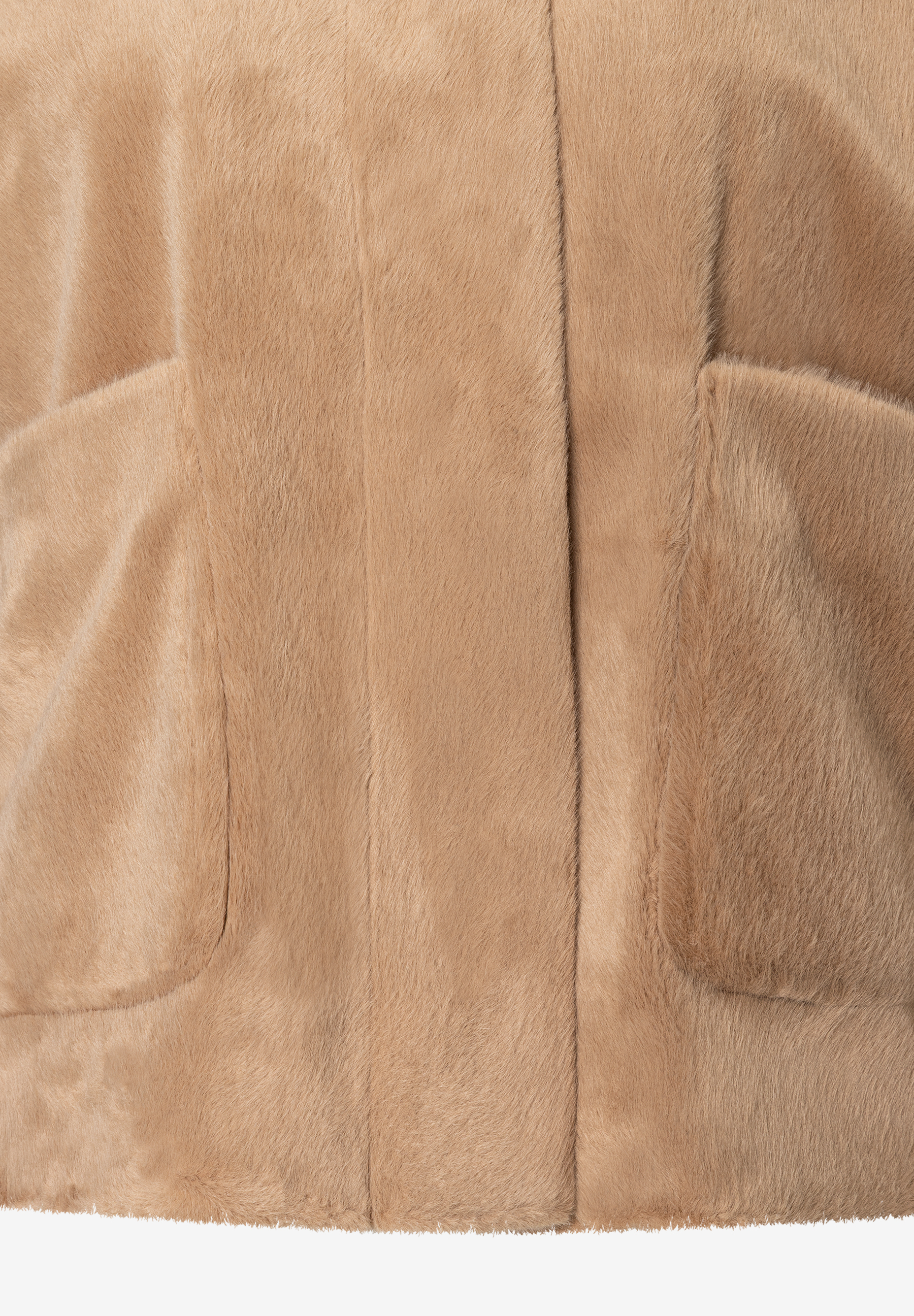 Nahaufnahme eines wärmenden MORE & MORE Oberteils aus Kunstfell. Nahaufnahme eines wärmenden MORE & MORE Oberteils aus Kunstfell.