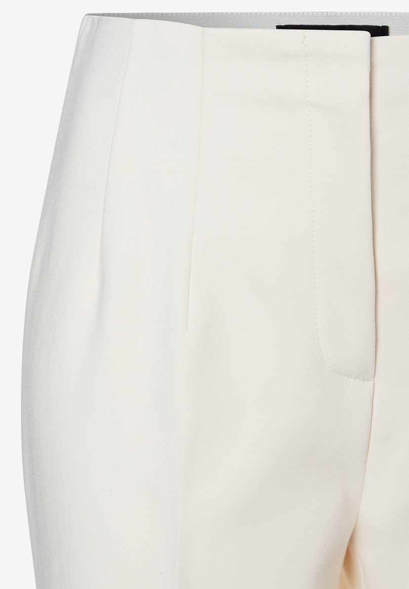 Detailaufnahme einer MORE & MORE Hose aus Baumwollmischung in hellem Beige. Detailaufnahme einer MORE & MORE Hose aus Baumwollmischung in hellem Beige.