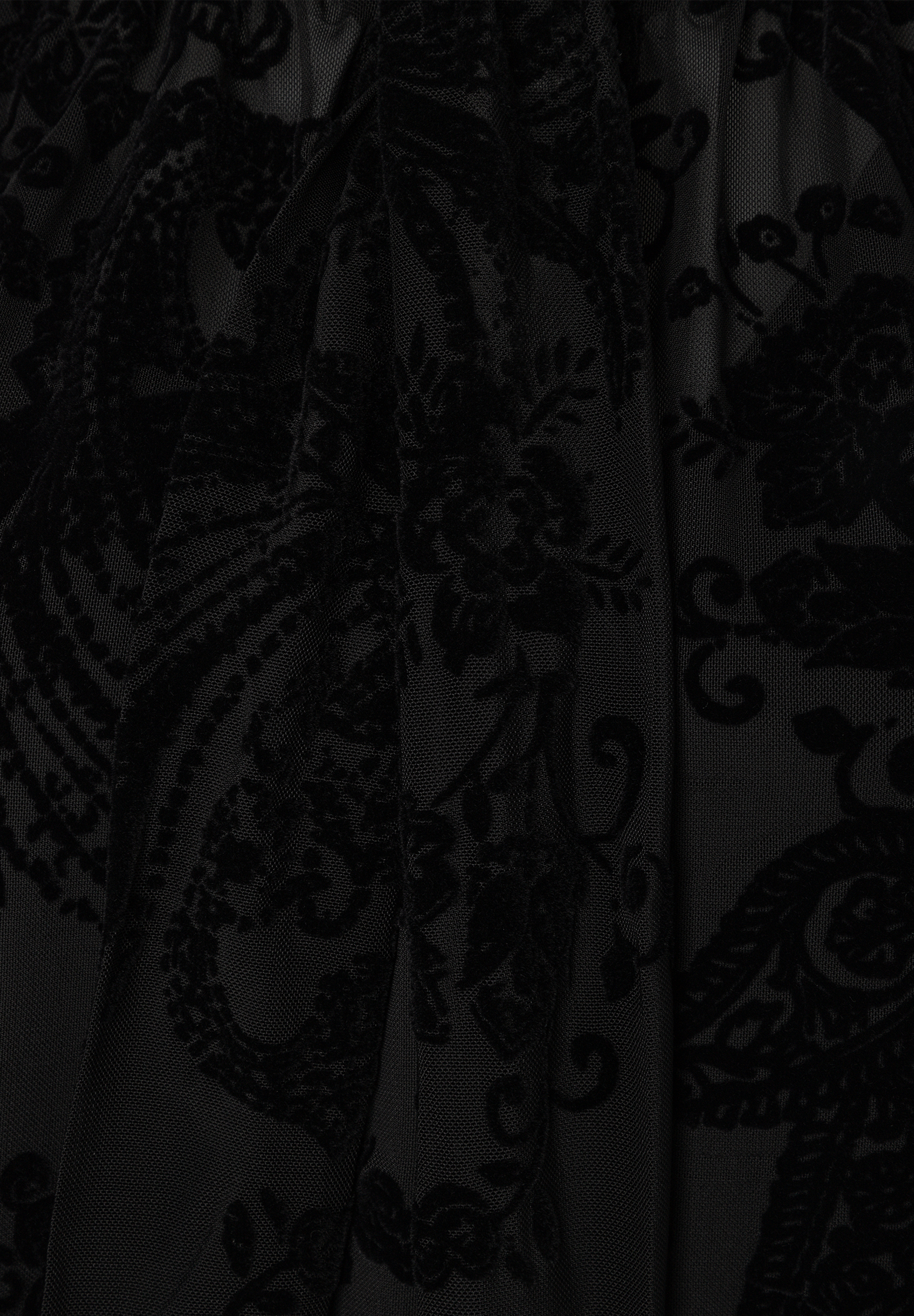 MORE & MORE T-Shirt/Top mit eleganten schwarzen Samt-Paisley-Mustern auf feinem, transparentem Netzstoff. MORE & MORE T-Shirt/Top mit eleganten schwarzen Samt-Paisley-Mustern auf feinem, transparentem Netzstoff.