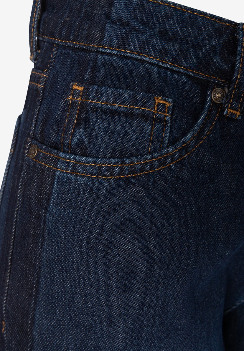 MORE & MORE Jeans: Nahaufnahme einer dunkelblauen Jeans mit gelben Nähten und kleiner Vordertasche.
