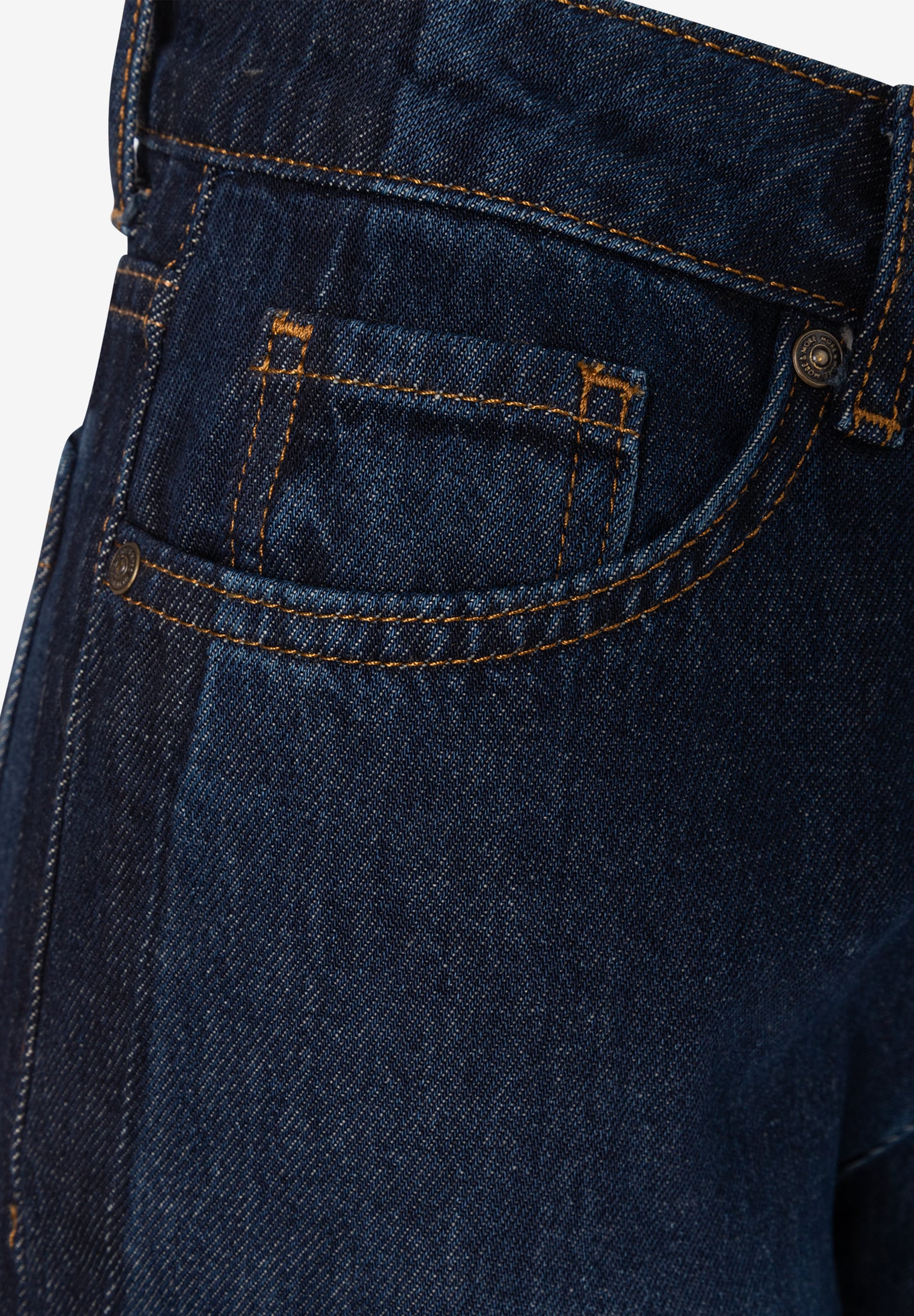 MORE & MORE Jeans: Nahaufnahme einer dunkelblauen Jeans mit gelben Nähten und kleiner Vordertasche. MORE & MORE Jeans: Nahaufnahme einer dunkelblauen Jeans mit gelben Nähten und kleiner Vordertasche.