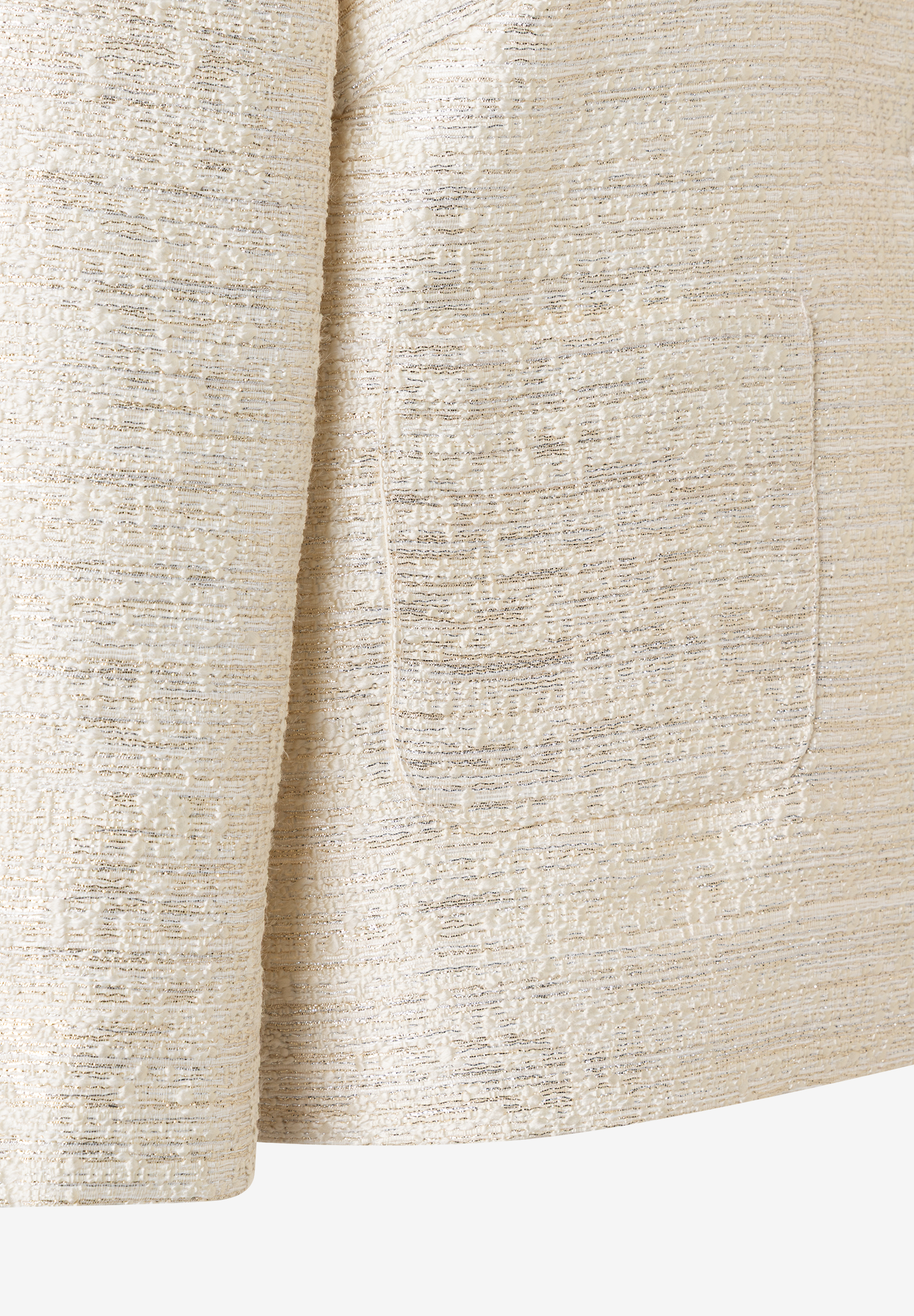 Detailansicht eines MORE & MORE Blazers mit strukturiertem, hellem Stoff und Tasche.
