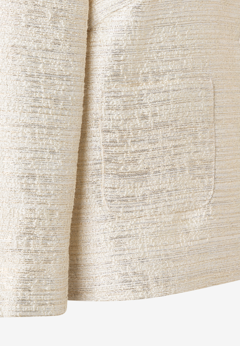 Detailansicht eines MORE & MORE Blazers mit strukturiertem, hellem Stoff und Tasche.
