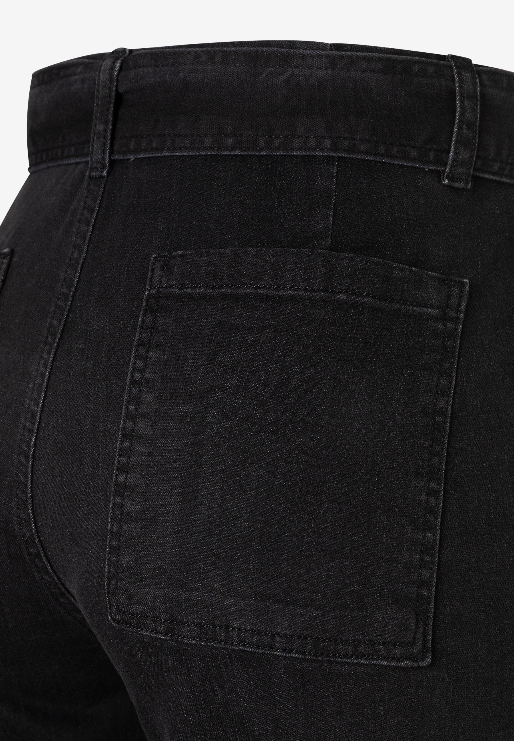 MORE & MORE schwarze Jeans, detaillierte Rückansicht mit Tasche und Gürtelschlaufen, ideal für Freizeitlooks.