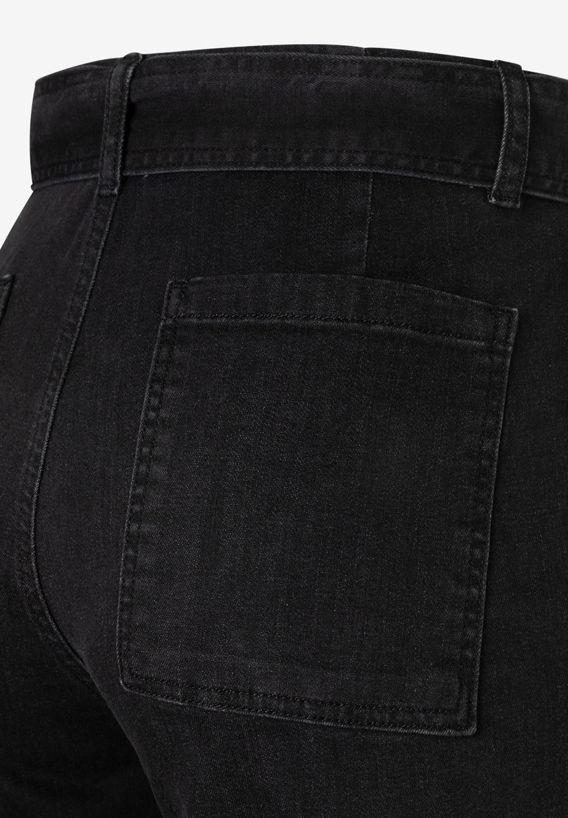 MORE & MORE schwarze Jeans, detaillierte Rückansicht mit Tasche und Gürtelschlaufen, ideal für Freizeitlooks.