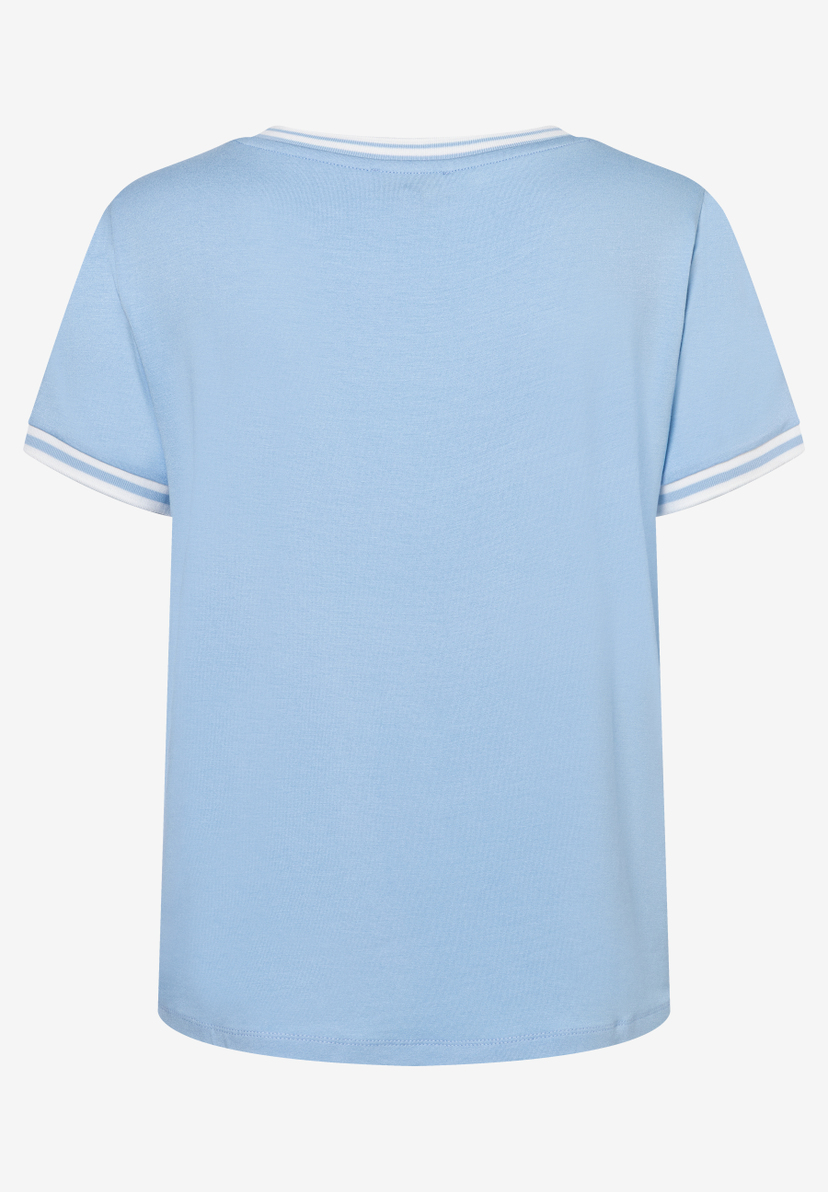Ein hellblaues T-Shirt von MORE & MORE mit weißen Streifen an Ärmeln und Kragen. Angenehmer Tragekomfort und elastisches Material. Ein hellblaues T-Shirt von MORE & MORE mit weißen Streifen an Ärmeln und Kragen. Angenehmer Tragekomfort und elastisches Material.