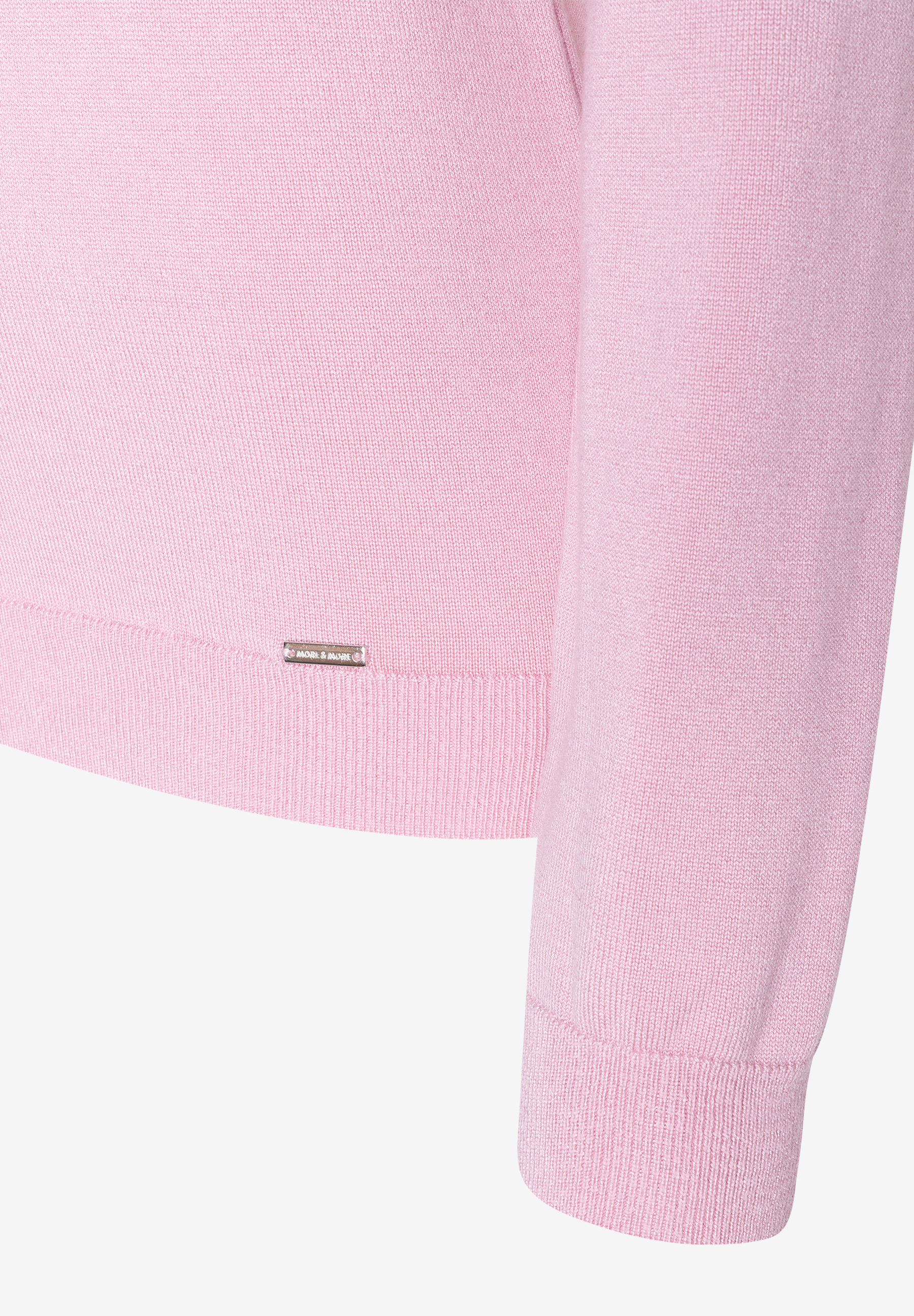 MORE & MORE rosafarbener Feinstrick-Pullover aus weichem Material mit feiner Rippstruktur und Metallemblem am Saum.