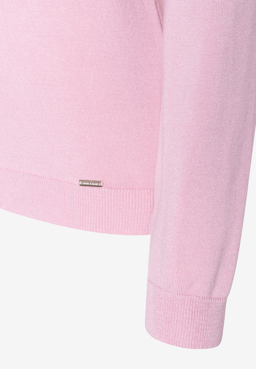 MORE & MORE rosafarbener Feinstrick-Pullover aus weichem Material mit feiner Rippstruktur und Metallemblem am Saum. MORE & MORE rosafarbener Feinstrick-Pullover aus weichem Material mit feiner Rippstruktur und Metallemblem am Saum.