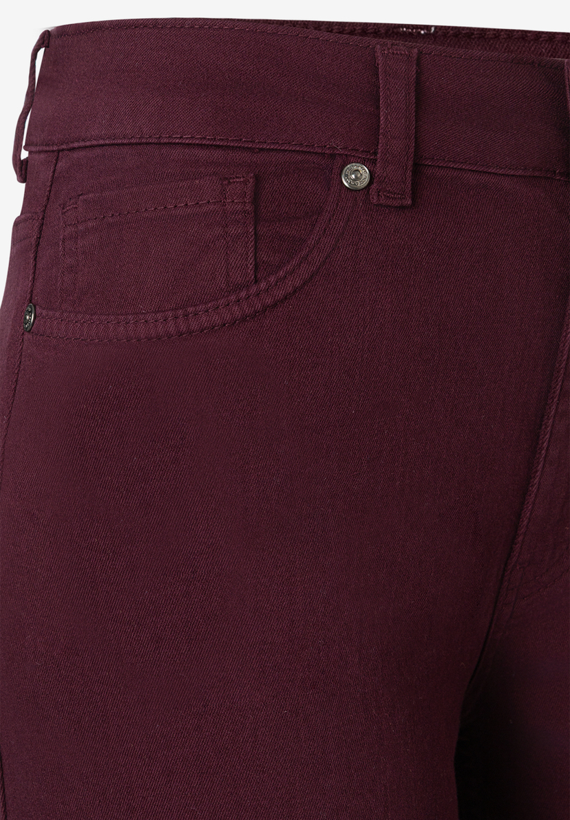 MORE & MORE dunkelrote Jeans. Detailansicht der rechten vorderen Tasche mit Nieten und Gürtelschlaufe.