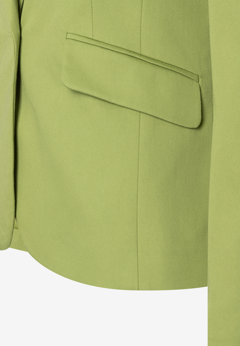 Nahaufnahme eines grünen MORE & MORE Blazers mit angedeuteter Tasche und Ärmeldetail. Nahaufnahme eines grünen MORE & MORE Blazers mit angedeuteter Tasche und Ärmeldetail.