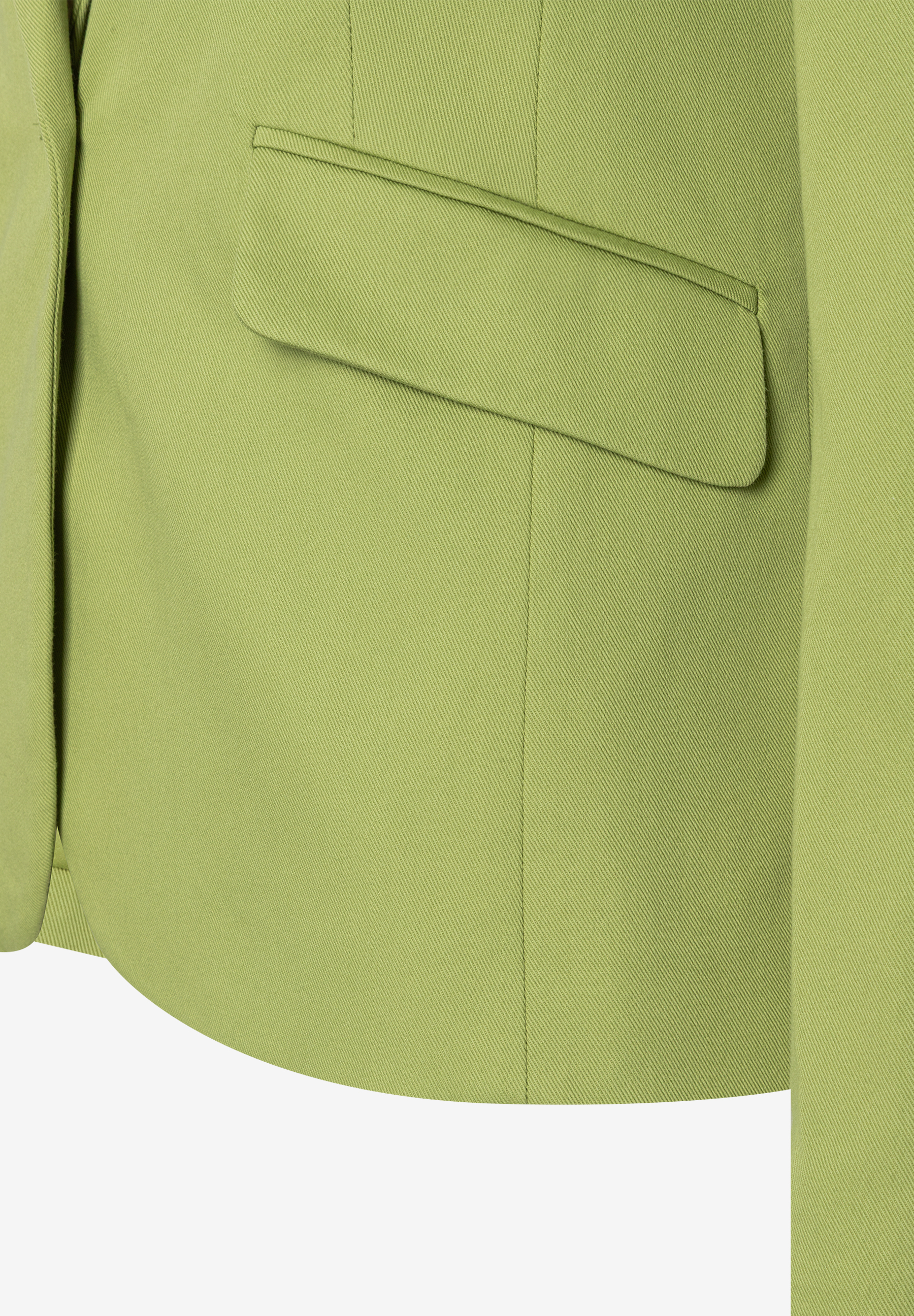 Nahaufnahme eines grünen MORE & MORE Blazers mit angedeuteter Tasche und Ärmeldetail. Nahaufnahme eines grünen MORE & MORE Blazers mit angedeuteter Tasche und Ärmeldetail.