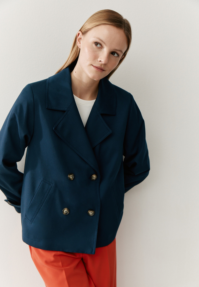 MORE & MORE Kurzjacke aus marineblauem Twill, zweireihig mit 4 Knöpfen, Schlitz auf der Vorderseite, orangefarbene Hose MORE & MORE Kurzjacke aus marineblauem Twill, zweireihig mit 4 Knöpfen, Schlitz auf der Vorderseite, orangefarbene Hose
